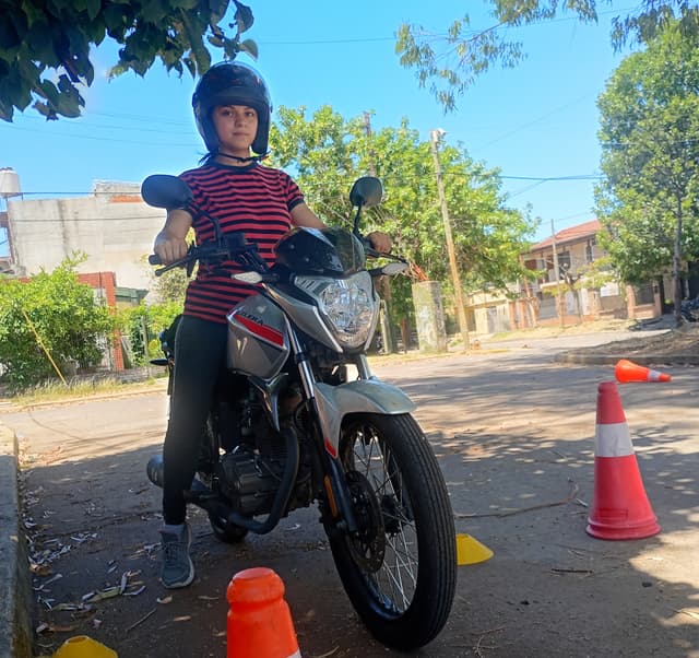 Alumna de BMX Moto Escuela en clase con su moto