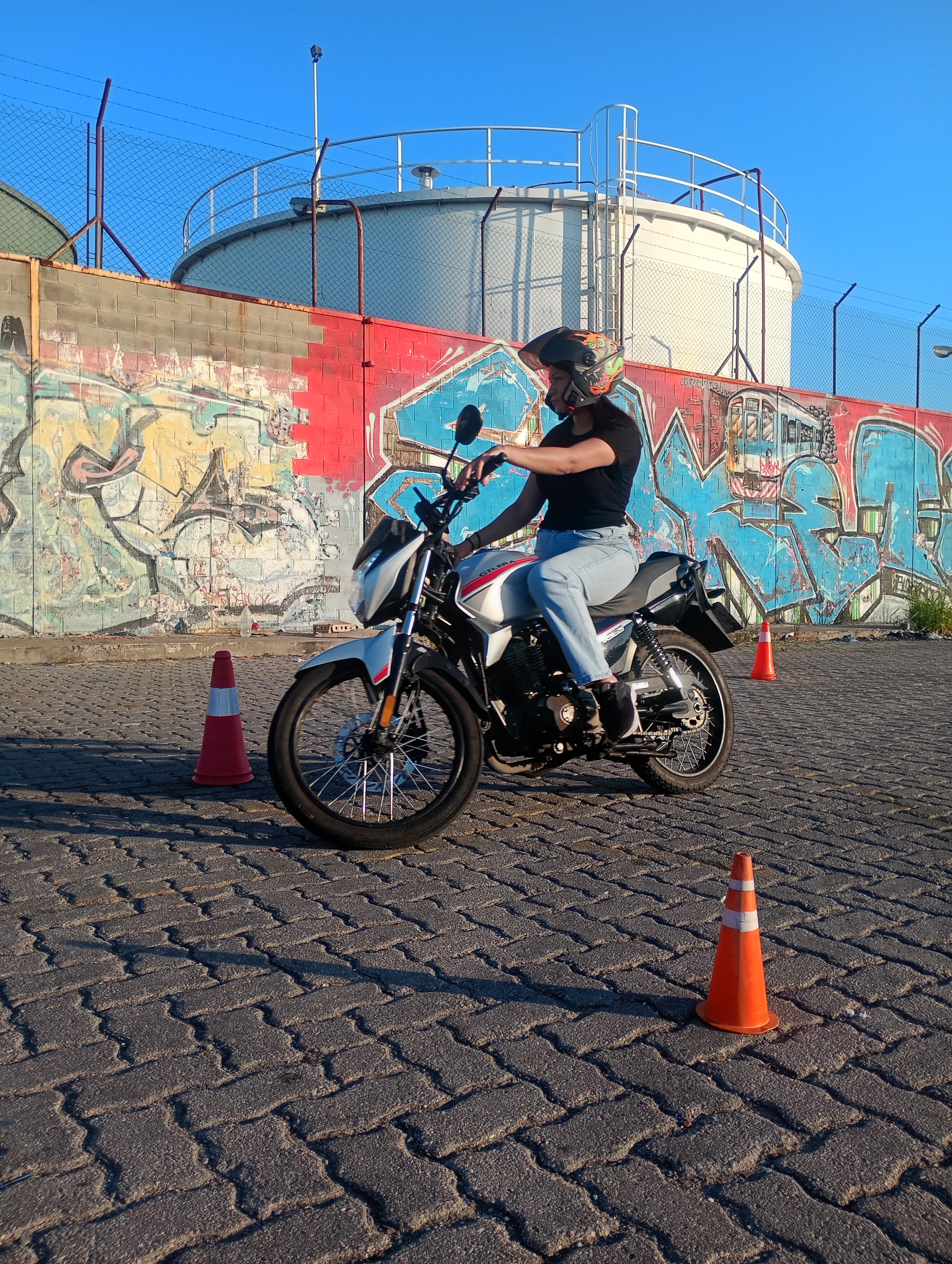 Alumna de BMX Moto Escuela en clase, comunidad mujeres sobre ruedas