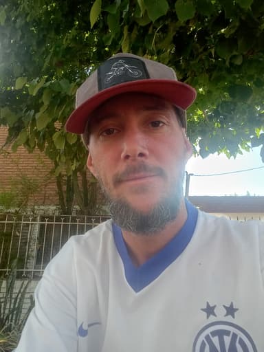 Instructor Ezequiel sonriendo junto a una moto